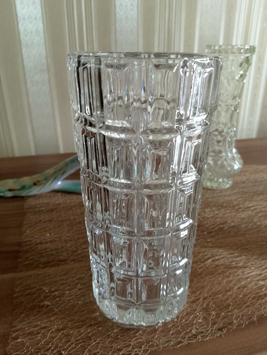 Стъклени и кристални вази.