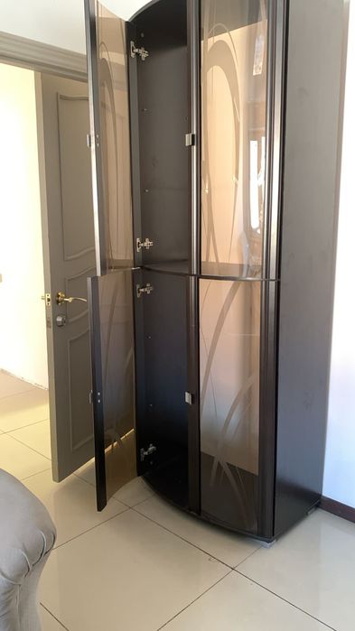 Стеклянный шифоньер