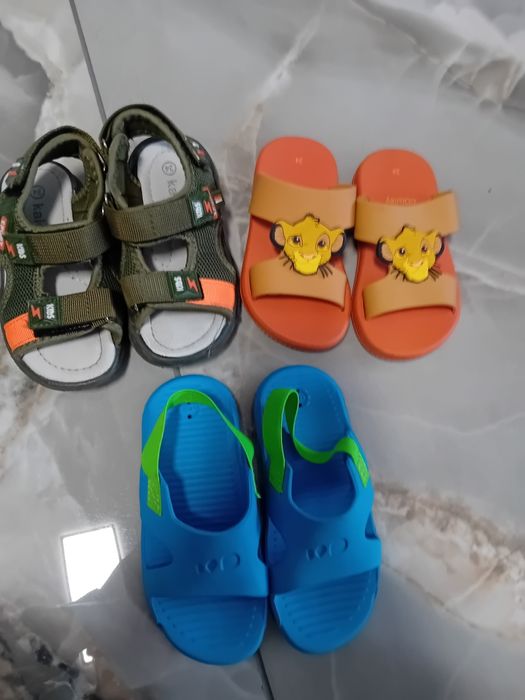 Lot papuci și sandale nr24 iar cele albastru 25