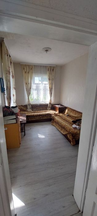 Двуетажна тухлена къща в с.Певците