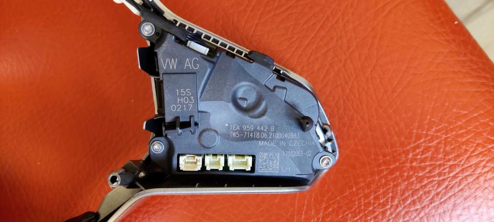 Vand Trim cu comenzi touch pentru volan VW produs original second-hand