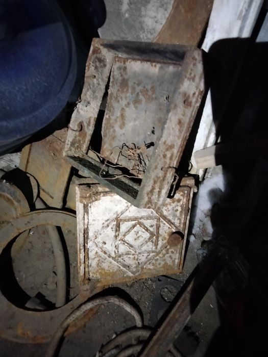 Плита с кружочками,самовар и другие