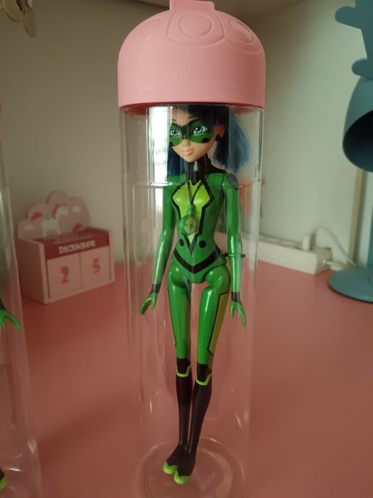 Păpușa Maia și Barbie