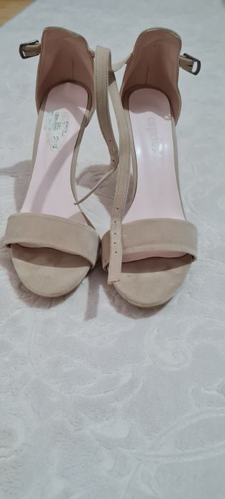 Токчета бежови   .