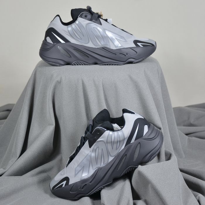 Pantofi Sport Yeezy Boost 700 MNVN Metallic- 100% originali