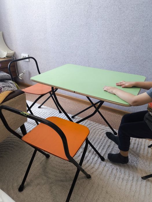 Складной стол и 3 стула