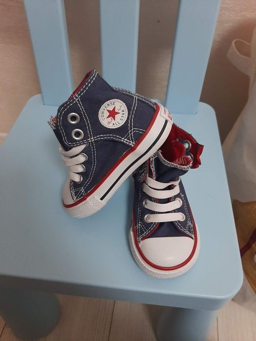 Бебешки маратонки New Balance и Converse