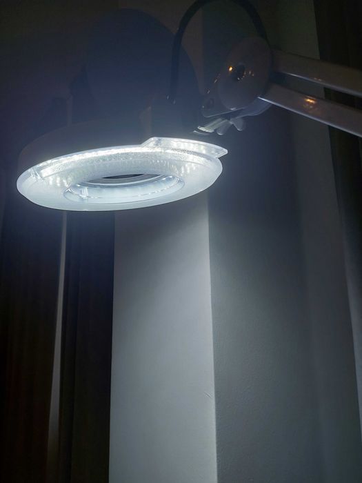 Lampa cosmetica led cu lupa 5× si picior pe roti