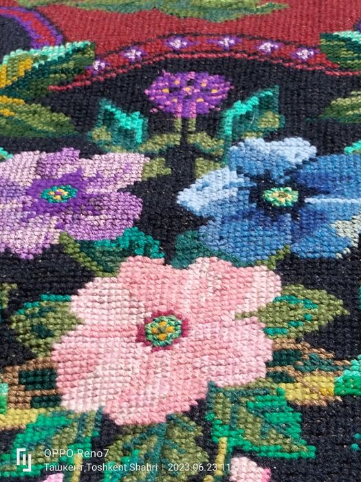 Ковёр ручной работы вышивали около четырех лет.