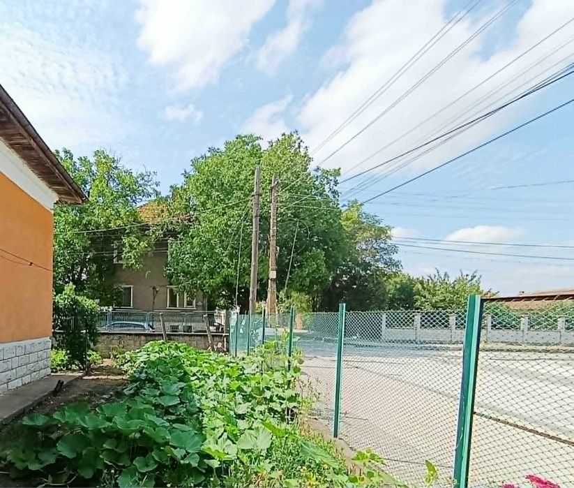 Къща с гараж и допълнителна постройка в гр.Бяла Слатина, обл. Враца