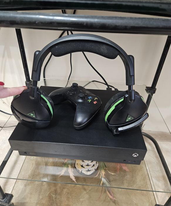 Vând Xbox One X, 1 tera
