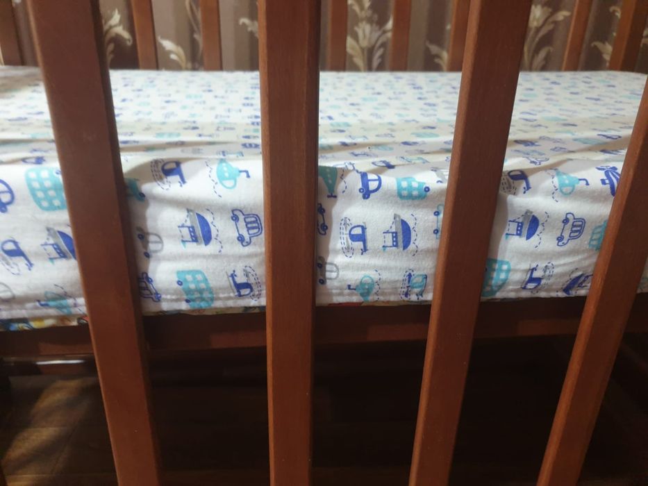 Кроватка детская с маятником