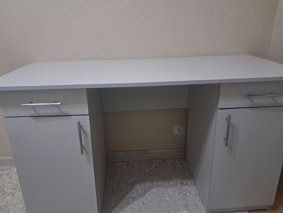 Кровати и тумбочка