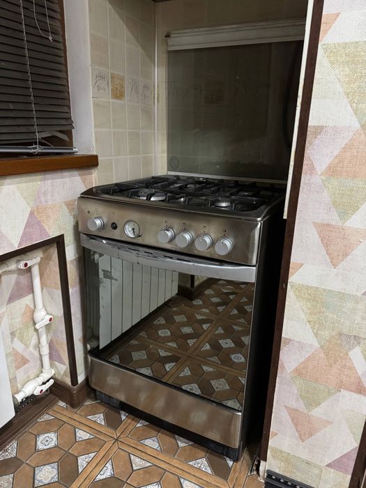 Газовая плита и вытяжка