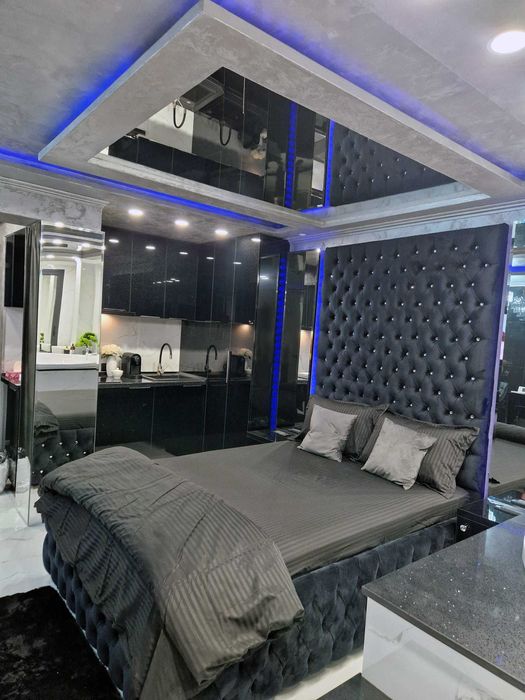 Regim hotelier cu Jacuzzi in camera si oglinda deasupra patului