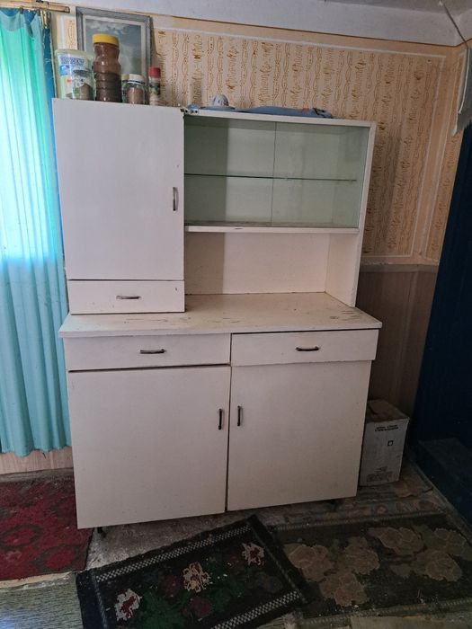 Голям стар кухненски бюфет