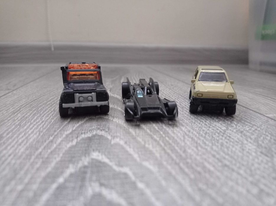 Играчки: топка, тиква, извънземно, пумпал, макетни колички