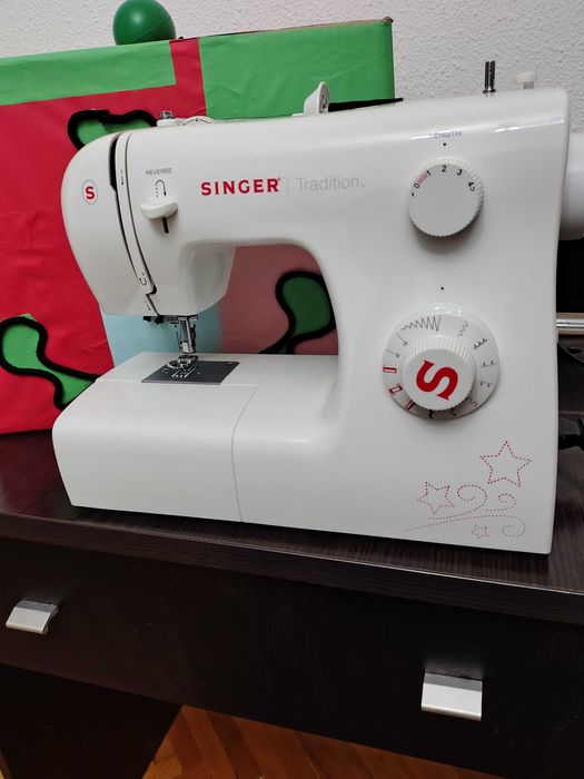 Vând mașină de cusut Singer