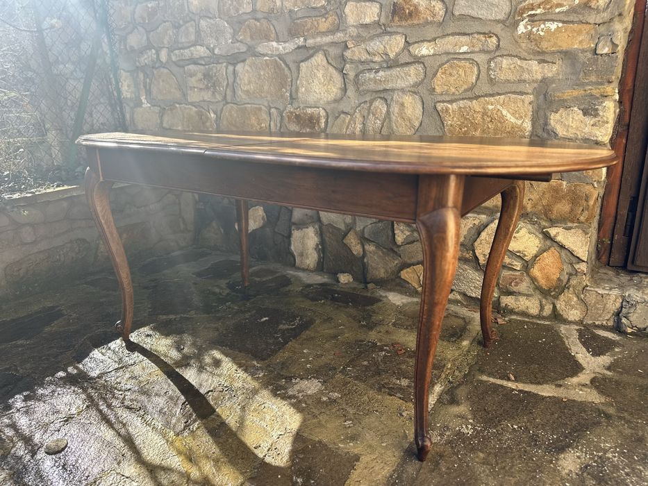 Елегантна овална трапезна маса