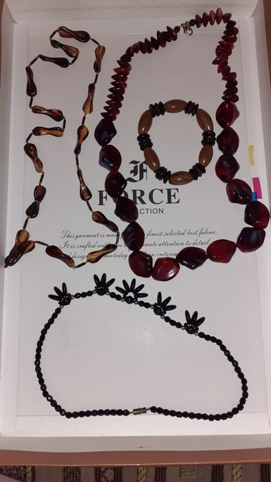 Продам бусы разные 5000тг