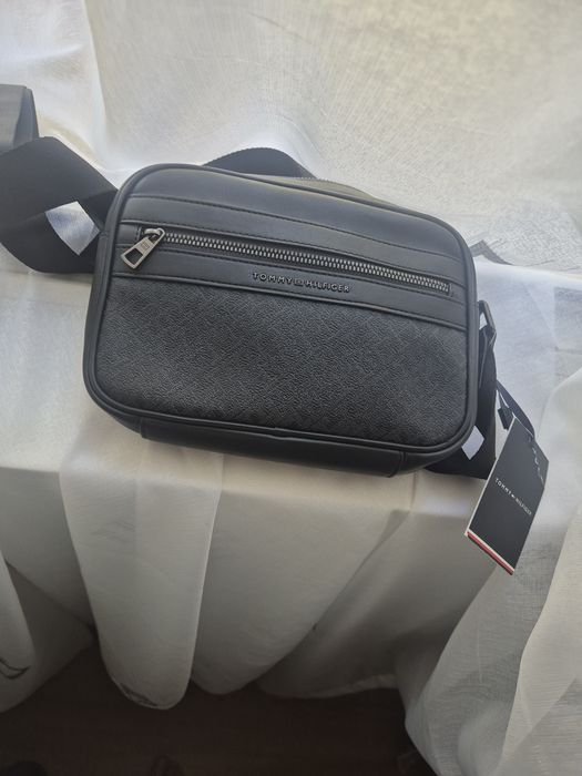 Borseta bărbătească Tomy Hilfinger ,noua cu eticheta . Cod model: AM0AM13494 BDS