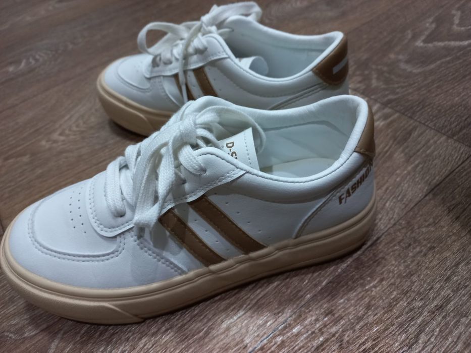 Кроссовки продаётся