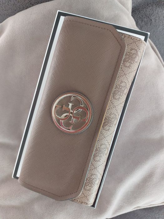 Портмоне на Guess.