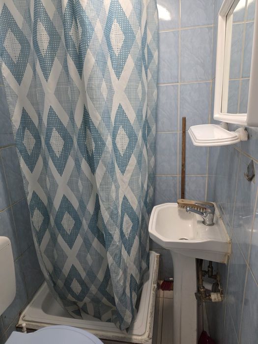 Vând garsoniera la mansardă, etaj 3, baie proprie