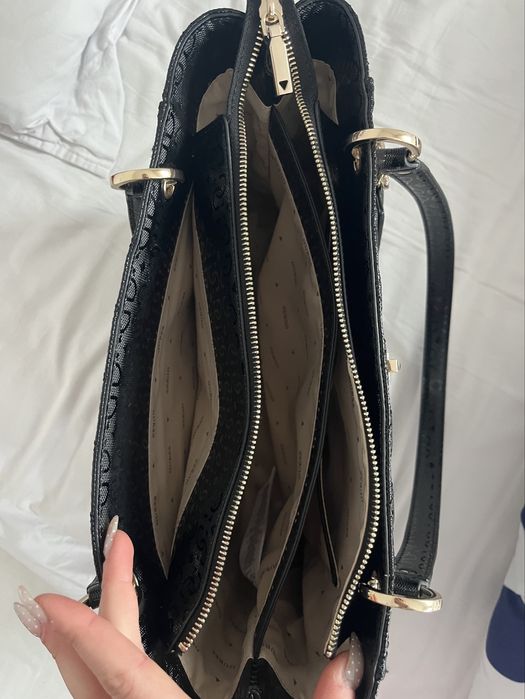 Чанта на Guess, без никакви забележки