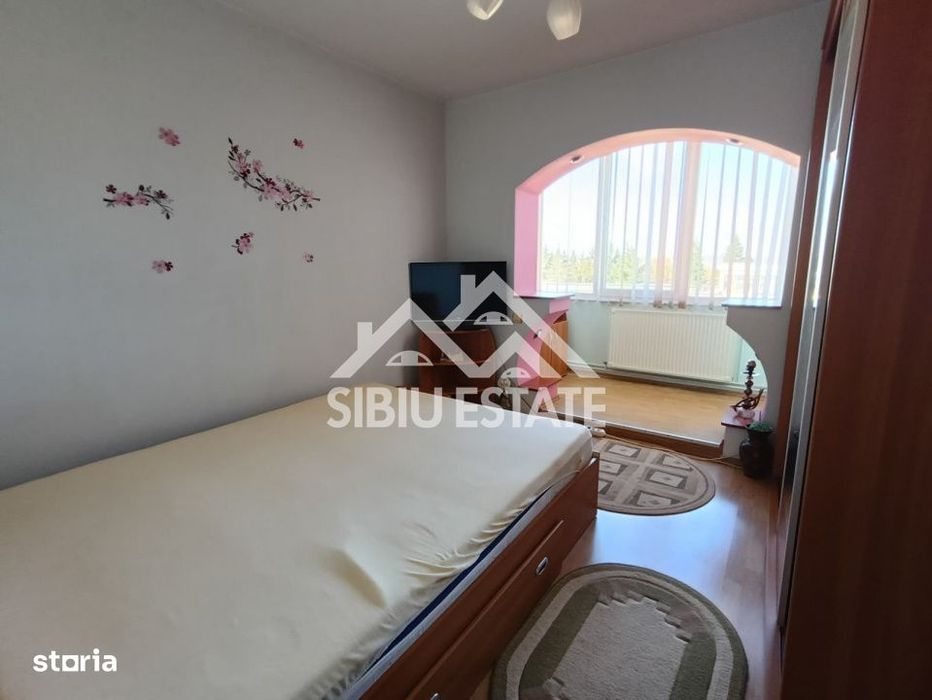 Apartament de vanzare cu 3 camere, decomandat - Valea Aurie