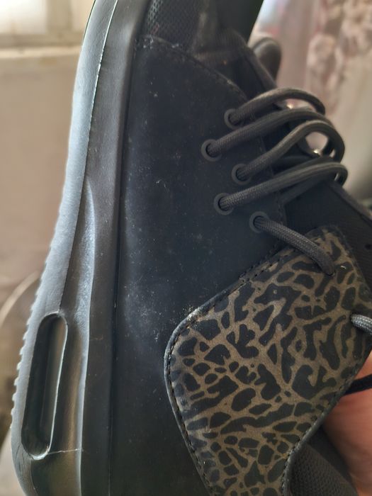 Продават се мъшки маратонки