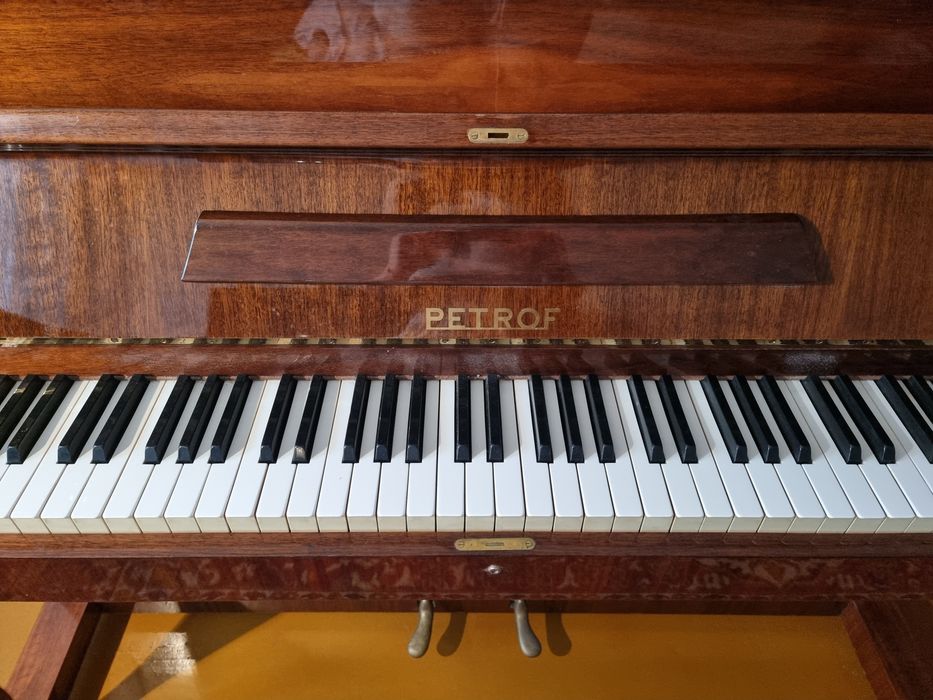 Продаётся пианино PETROF (Чехия)