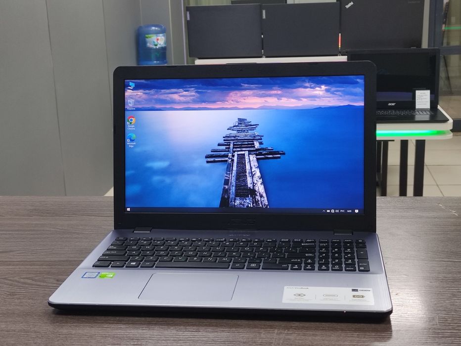 Ноутбук Asus учебы, игр: Roblox и тд