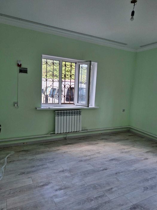 Дача у ручья с новым домом и хозпостройками.