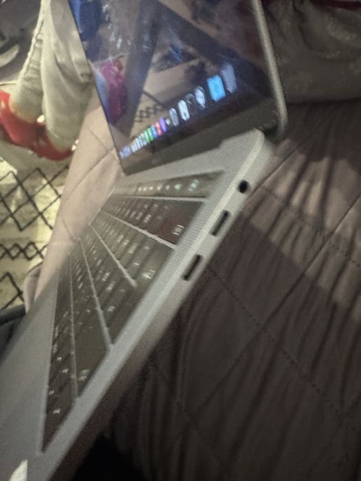 Macbook pro 2018 cu taste defecte