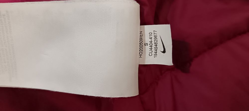 Пухено яке на NIKE, размер S.