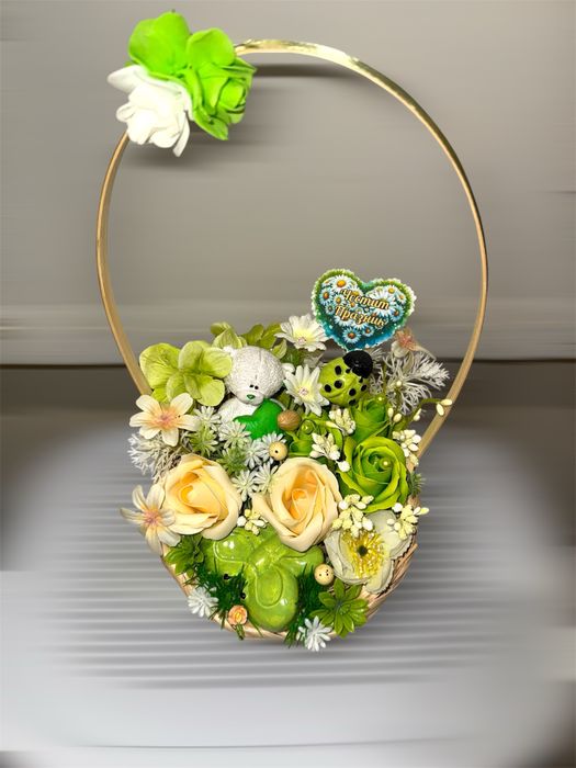 Аранжирани Кошници с цветя и керамични фигури