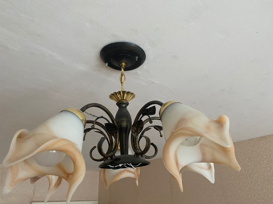 Продам люстру б/у