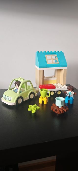 Lego Duplo 10986 - Casa de familie pe roti (camping)