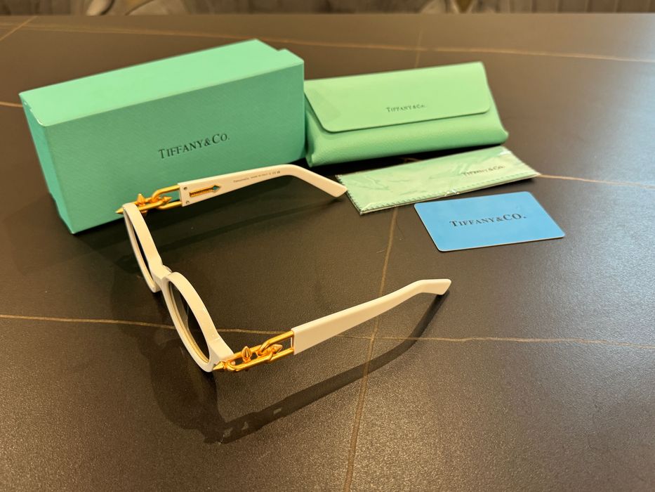 Дамски слънчеви очила Tiffany & Co в бял цвят