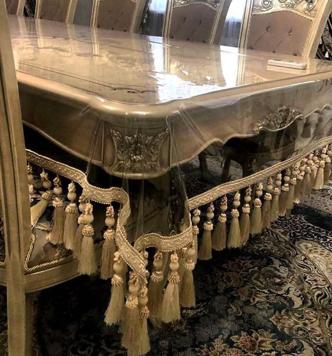 Скатерть с кружевами и бахромой.