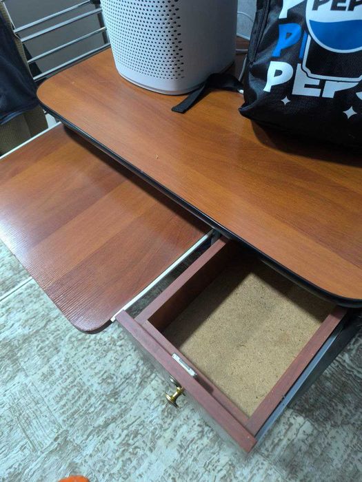 Продаются  2 стола для кухни и компьютерный стол