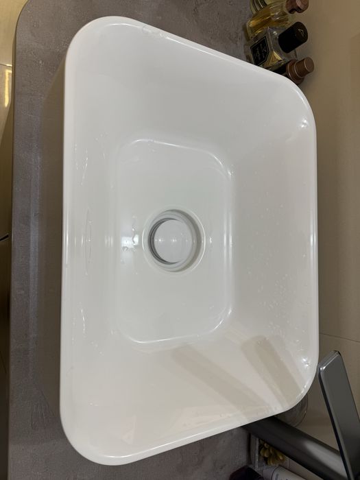 Vand lavoar baie pe blat ceramica alb