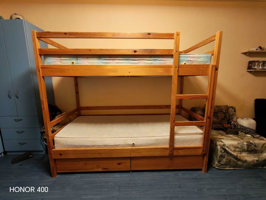 Дървено двуетажно легло