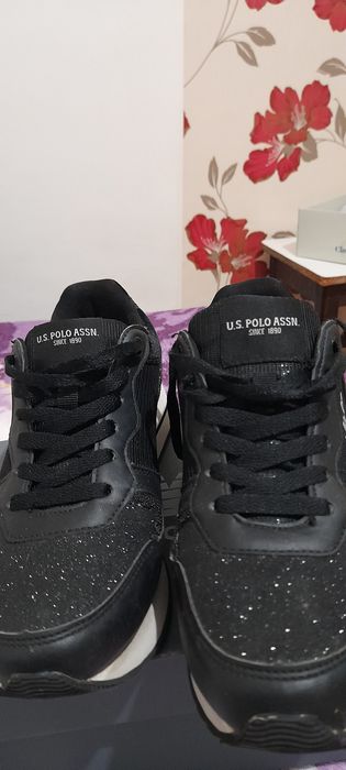 Vând adidas mărimea 38 f bine arata f prin purtate e vreo câteva ori