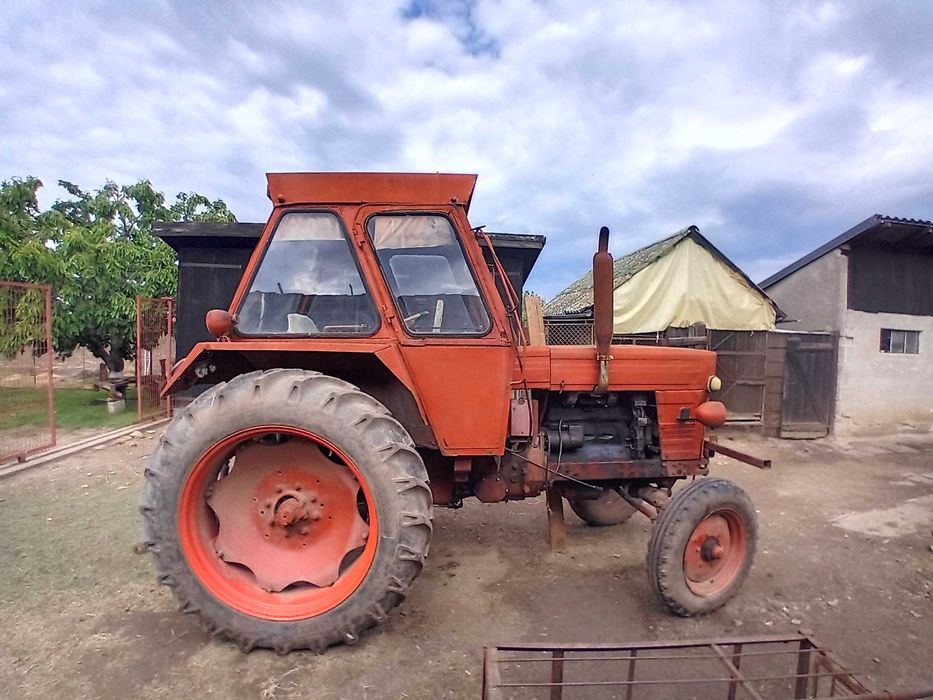 Tractor Utb 650 cu plug de 3 brazde.