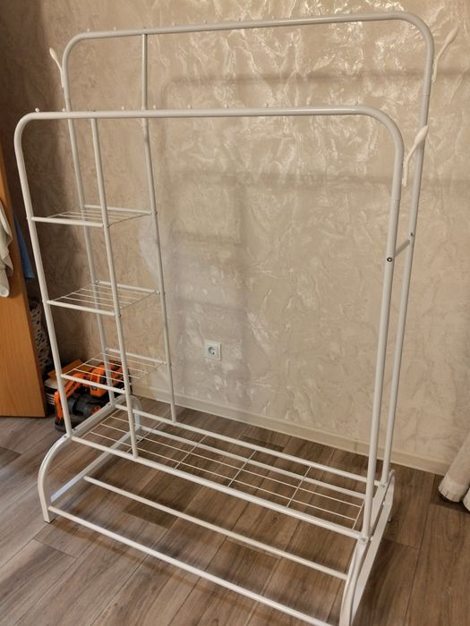 Продам вешалку напольная , цвет белая, металл .