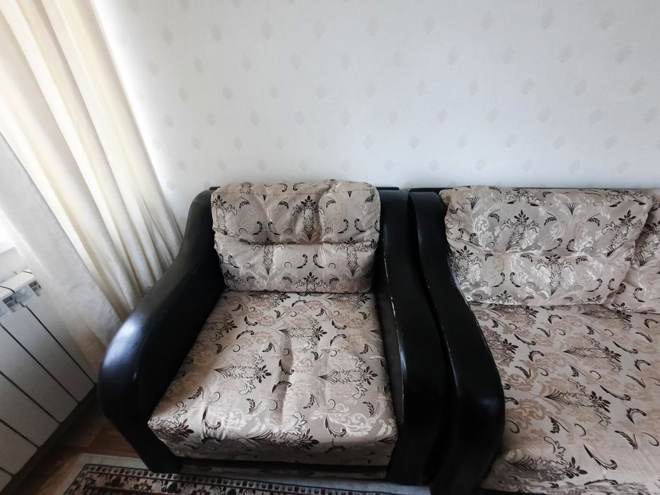 Диван с креслом.