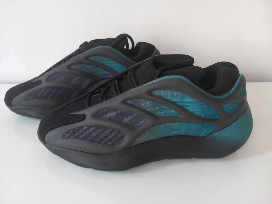 Yeezy boost 700 V3