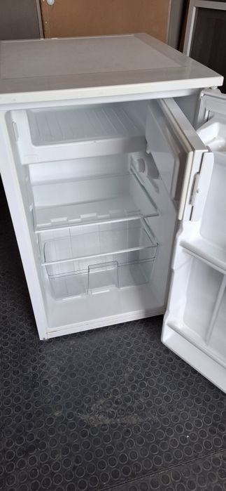 Малък хладилник с камера